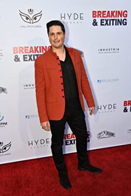 Official profile picture of Andrew van den Houten
