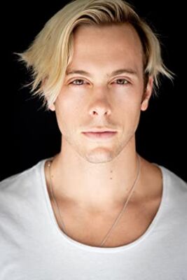 Official profile picture of Riker Lynch