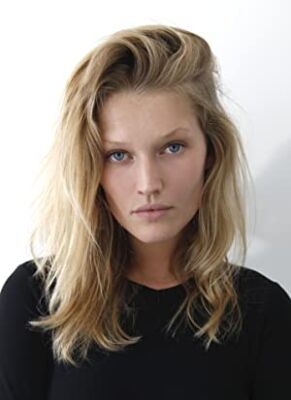 Official profile picture of Toni Garrn