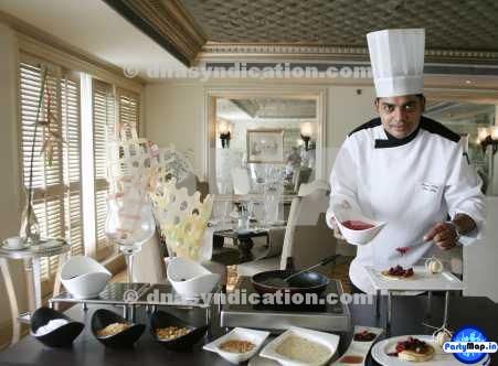 Photo of Vasant Khot at an appearance