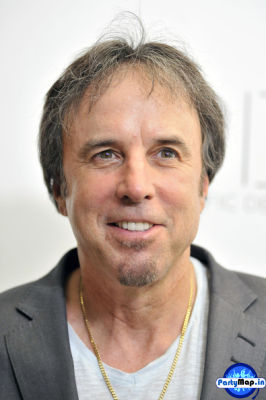 Photo of Kevin Nealon at a show