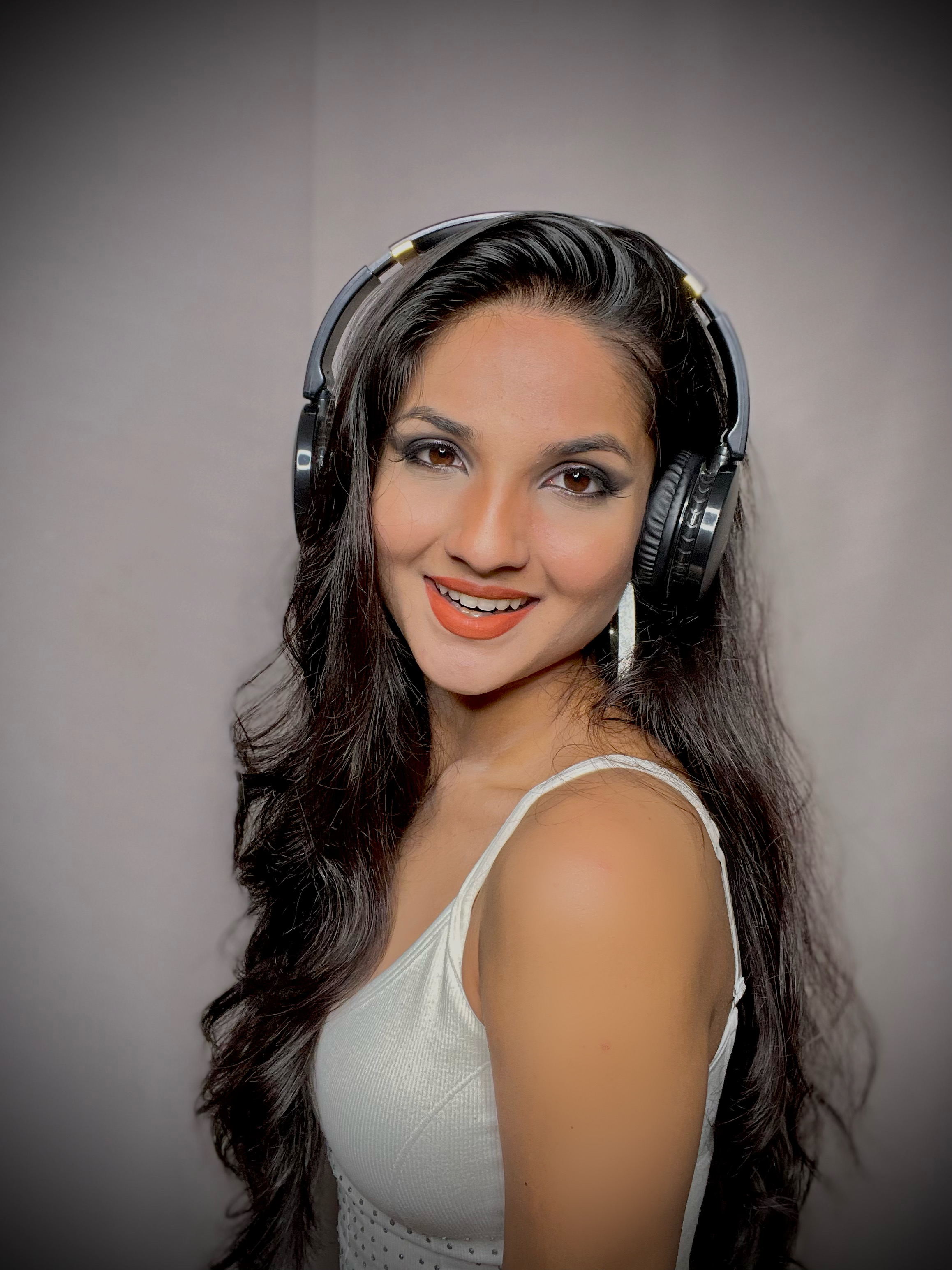 Photo of DJ Sonal at an appearance