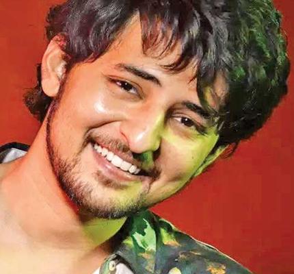 Photo of Darshan Raval at a show