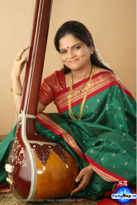 Photo of Devaki Pandit at a concert