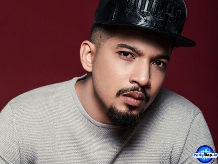 Photo of Naezy at a show