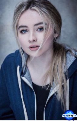 Photo of Sabrina Carpenter at a show