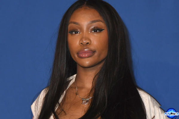 Photo of SZA at an appearance