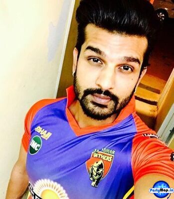 Photo of Yuvraj Hans at a concert